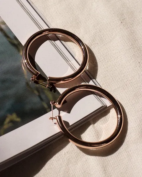 LUV AJ AMALFI HOOPS IN ROSE GOLD