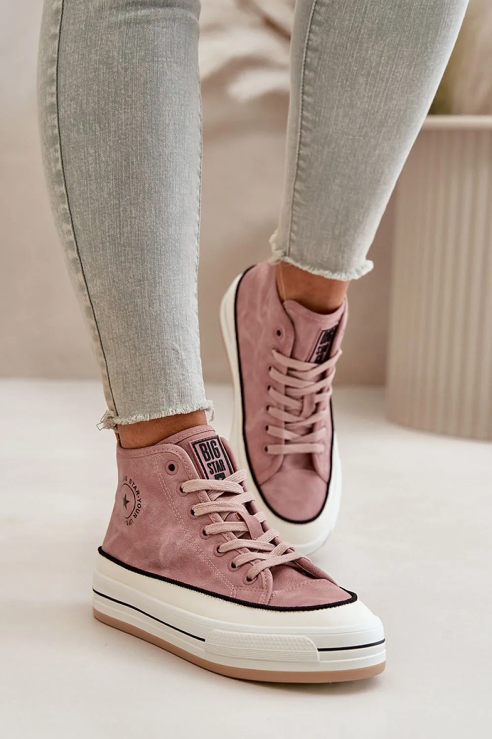 Women's sneakers with solid rubber sole
