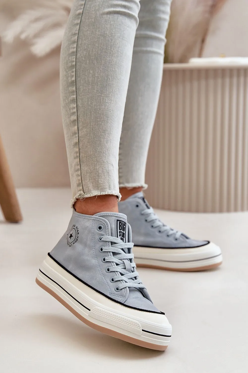 Women's sneakers with solid rubber sole